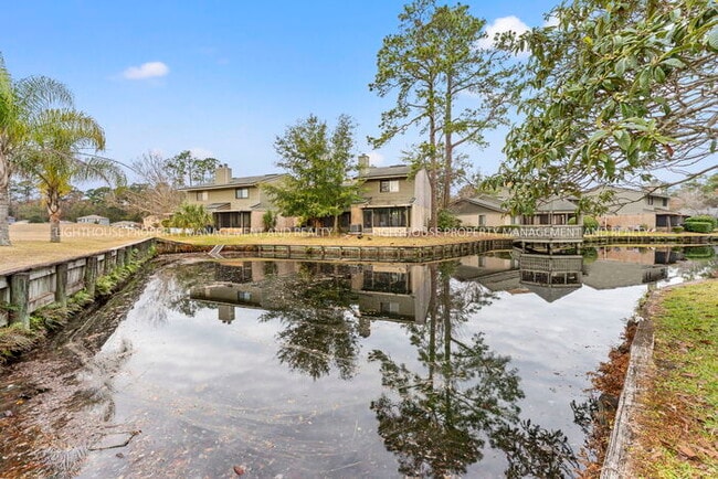 Building Photo - Beautiful 2-Bedroom Townhome with Pond Views