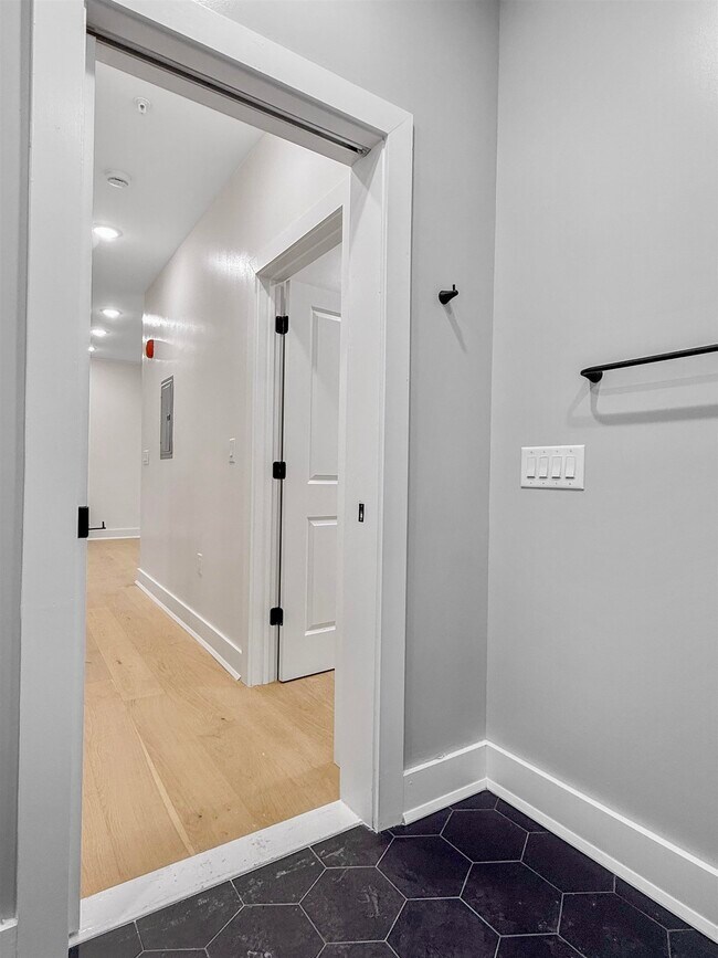 Building Photo - 185 Mallory Ave