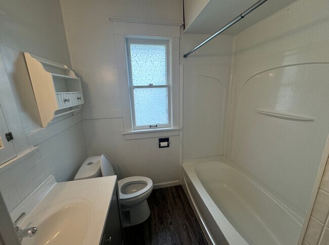 Building Photo - Large Augustana Rental Home