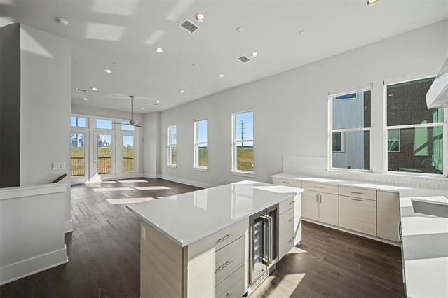 Building Photo - 381 E Greenbriar Ln