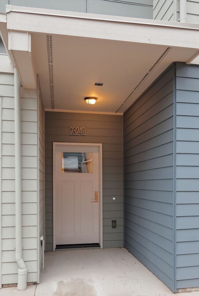 Building Photo - 4Bd/3.5Ba Shoreline Townhome