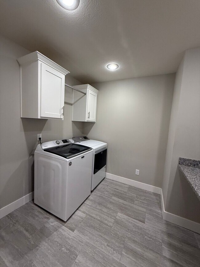 Building Photo - ****MOVE-IN SPECIAL**** Gorgeous 4Bedroom ...