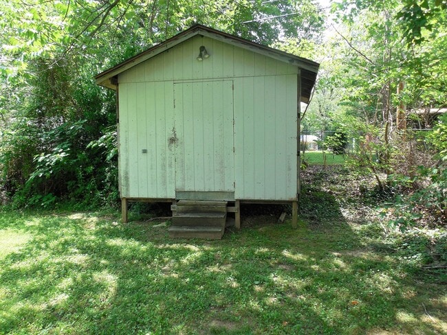 Building Photo - Great 3 Bedroom 2 Bath Home Nice Neighborhood