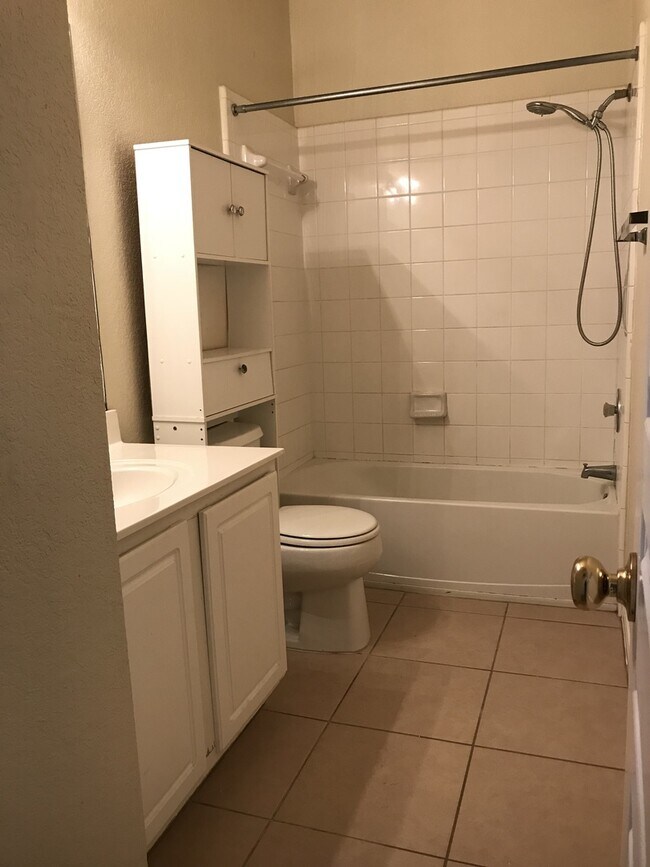Building Photo - 2520 Crested Heights