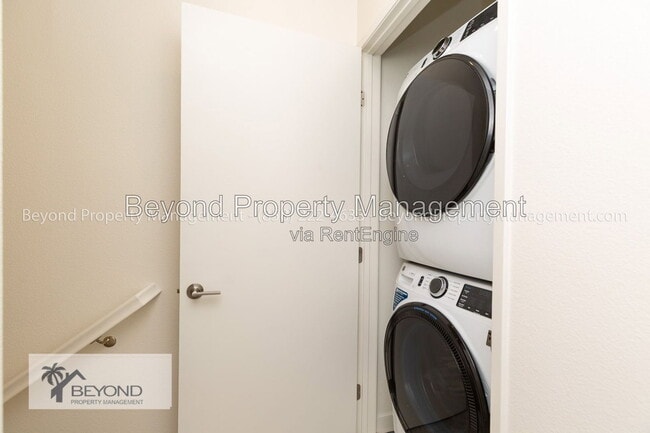 Building Photo - 5461 Seacliff Pl