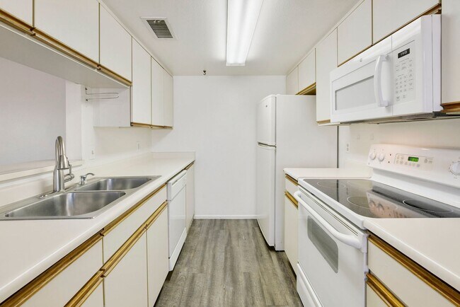 Building Photo - Moon Valley Townhouse at 7th and T-Bird!