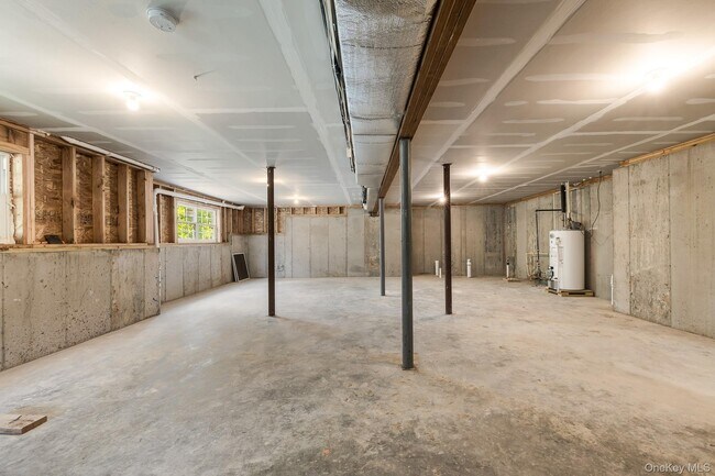Building Photo - 2 Hallock Ct