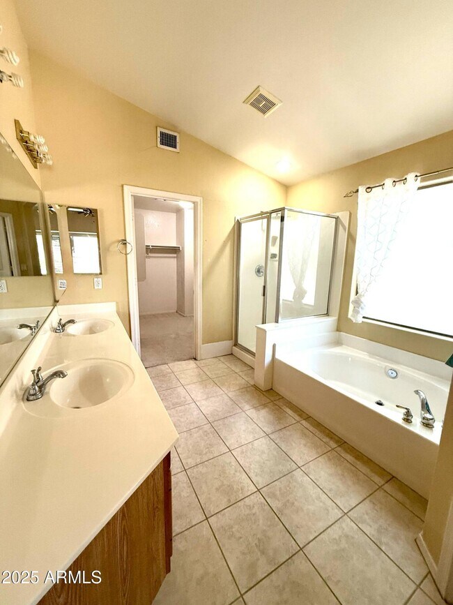 Building Photo - 374 W Oriole Way