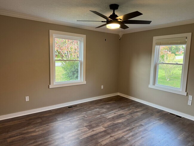 Building Photo - 516 Claremoor Ave