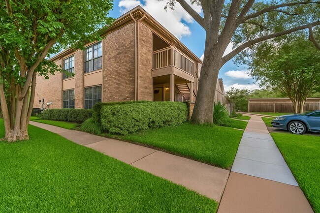 Building Photo - 1311 Antoine Dr