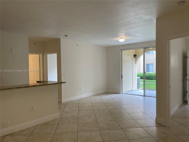 Building Photo - 2586 Centergate Dr