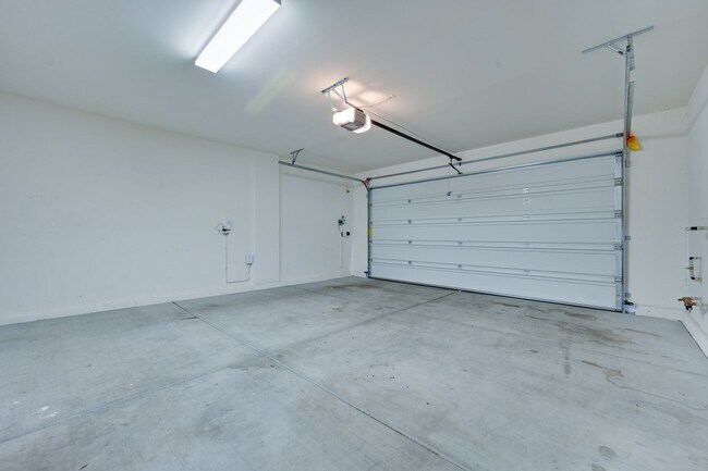 Building Photo - NW!! Solar!!  Gated!!  Bed and bath downst...