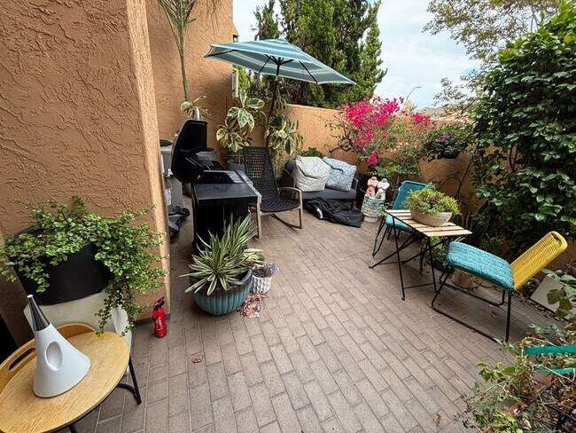 Building Photo - 2 BR / 2.5 Ba Townhome in Lovely Vista La ...