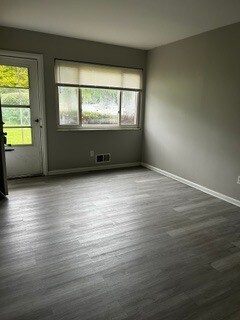 Building Photo - $1000.00 Moves you in.......2 Bedroom 1 Bath Townhome