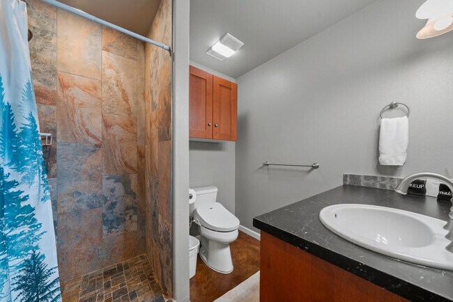 Building Photo - 1740 W Live Oak St