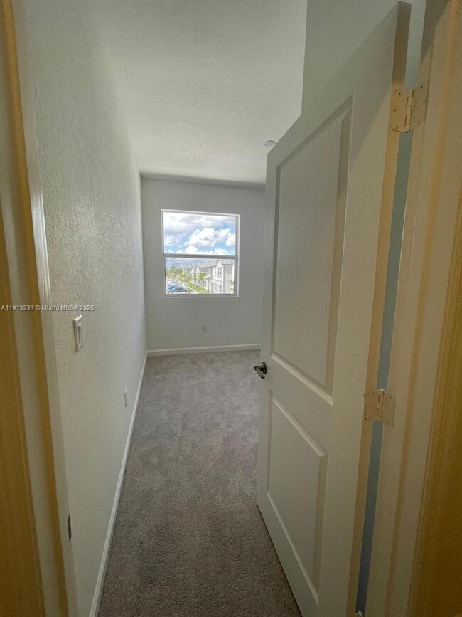 Building Photo - 1066 SE 2nd St