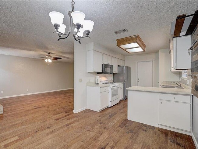 Building Photo - 10906 Meadgreen Ct
