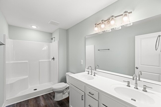 Building Photo - 3 Bedroom Townhome each with en-suite bath...