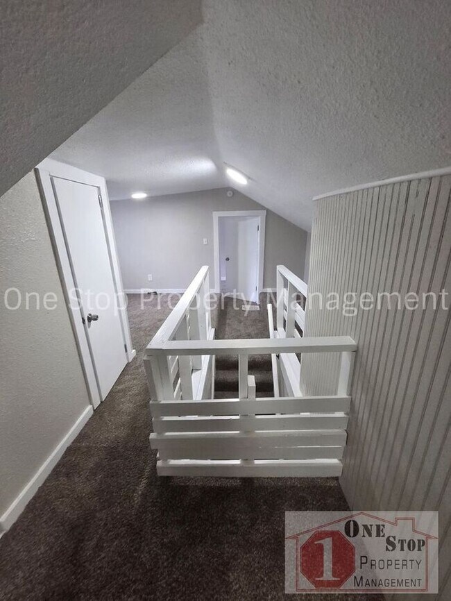 Building Photo - Beautiful 5 Bedroom 2 Bathroom in Kansas City!