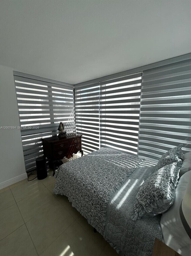 Building Photo - 2655 Collins Ave