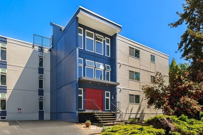 Secure entry - 3710 27th Plz W