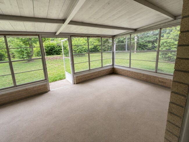 Building Photo - Adorable Home in Midtown!