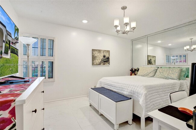 Building Photo - 5646 Parkwalk Cir E