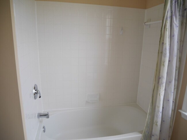 Building Photo - 5 Bedroom 2.5 Bathroom Home- Located in Fi...