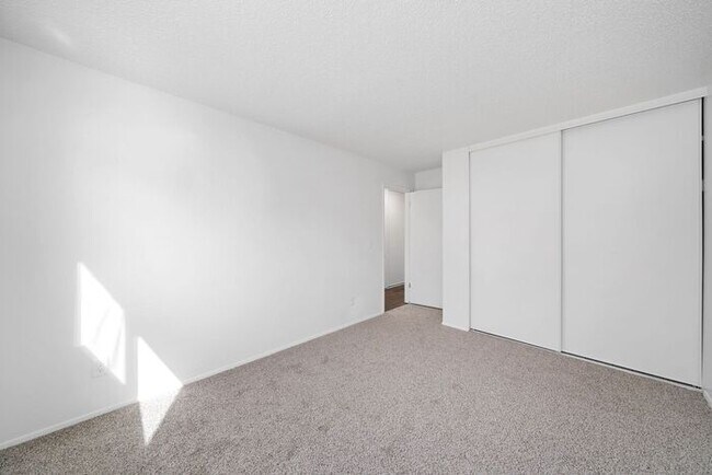 Building Photo - 2 bedroom Available! Pets OK! 1st month RE...