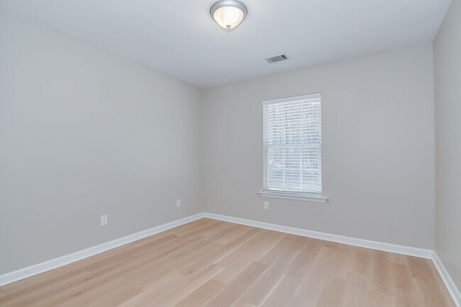 Building Photo - 1215 Pinnacle Dr