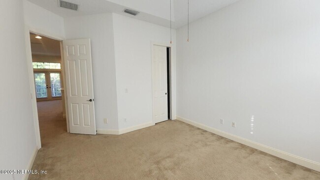 Building Photo - 654 S Loop Pkwy