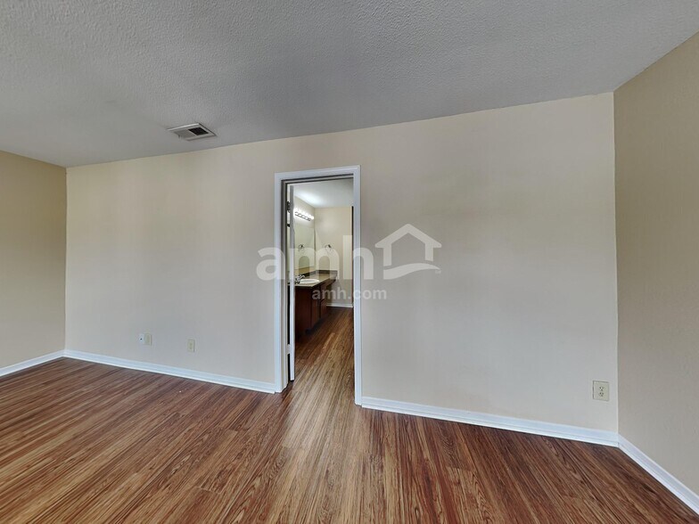 Building Photo - 8243 Retreat Ln