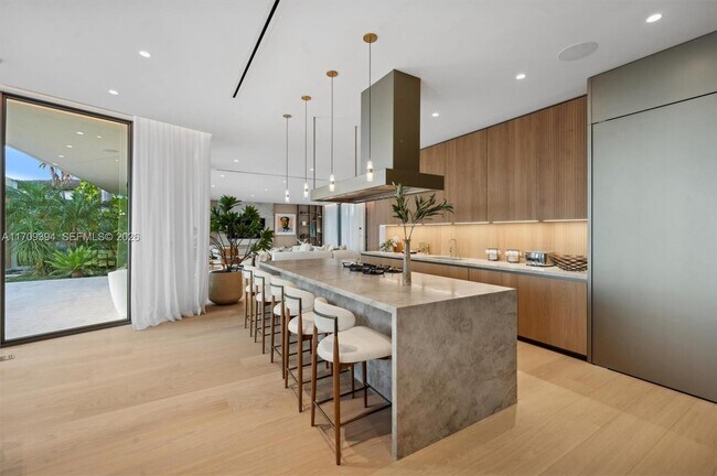 Building Photo - 424 W Rivo Alto Dr