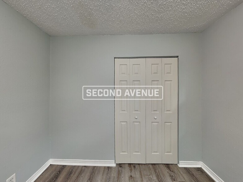 Building Photo - 7333 Roslyn Rd