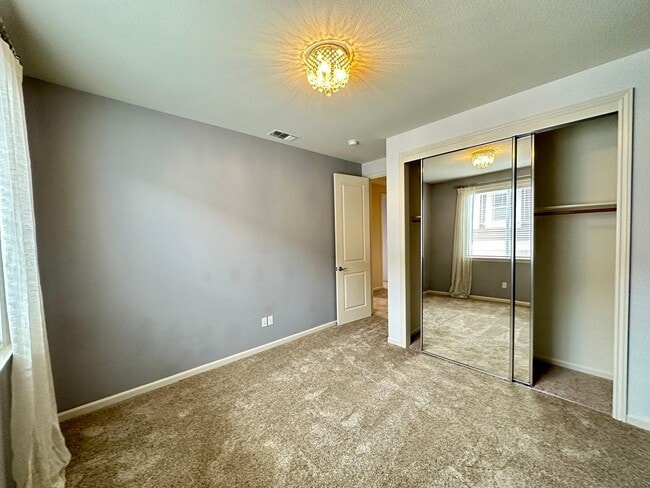 Building Photo - Large 4 Bedroom House in Hiddenbrook Commu...