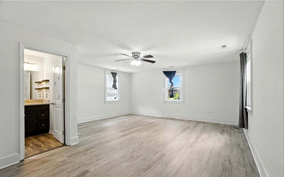 Extra large primary bedroom - 2605 Bapaume Ave