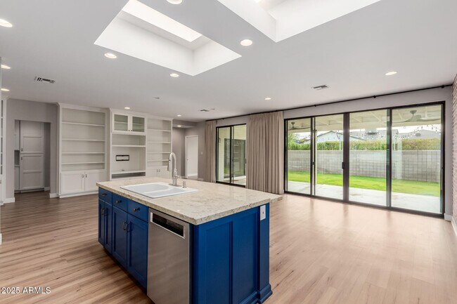 Building Photo - 5001 E Mitchell Dr