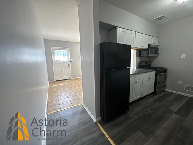 Building Photo - Updated 2 Bedroom Home with Modern Kitchen