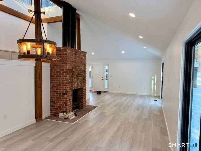 Building Photo - 15 Finch Run