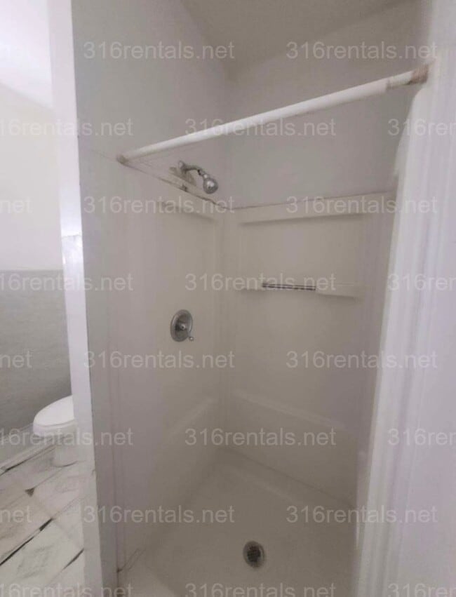 Building Photo - $875 - 2 bed 1 bath - Single Family Home