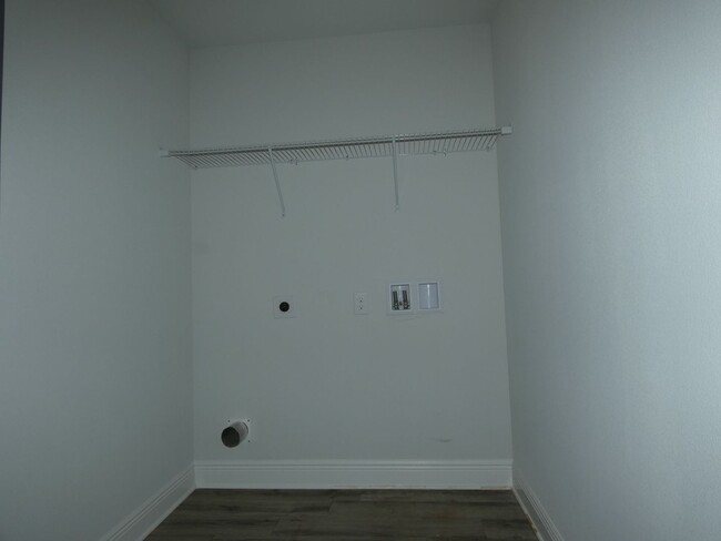 Building Photo - Prime Pensacola Location