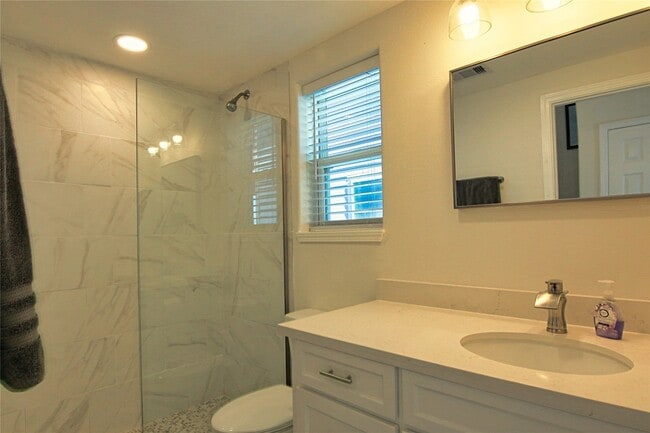Building Photo - 14146 Miramar Dr