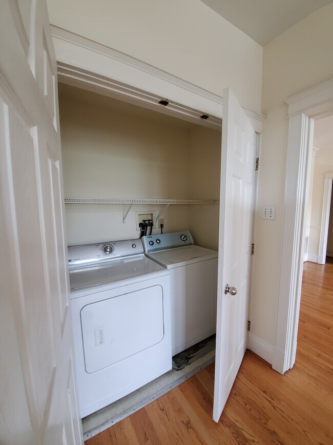 Building Photo - 5861 Nina Pl