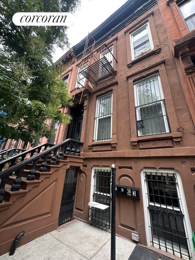 Building Photo - 489 Putnam Ave