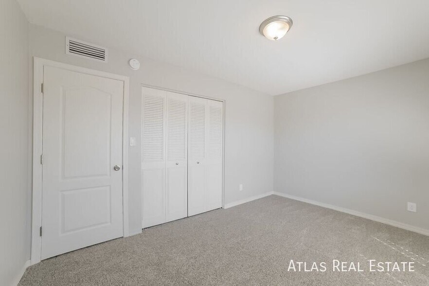 Building Photo - 5006 W Torrey Pines Cir