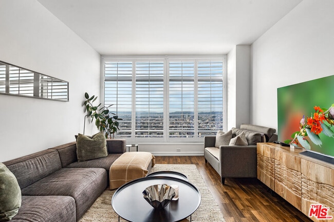 Building Photo - 900 W Olympic Blvd