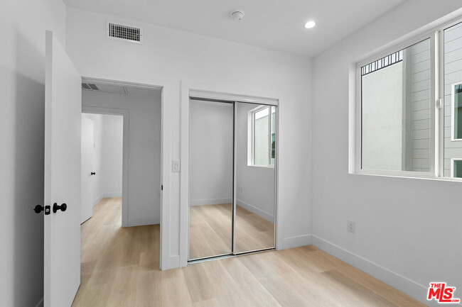 Building Photo - 10742 Hortense St
