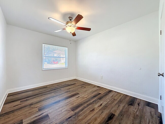 Building Photo - 742 E Church Ave