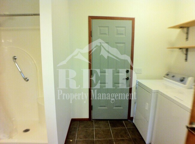 Building Photo - Charming 1 Bedroom Home with Spacious Loft/Bonus Room and Mountain Views