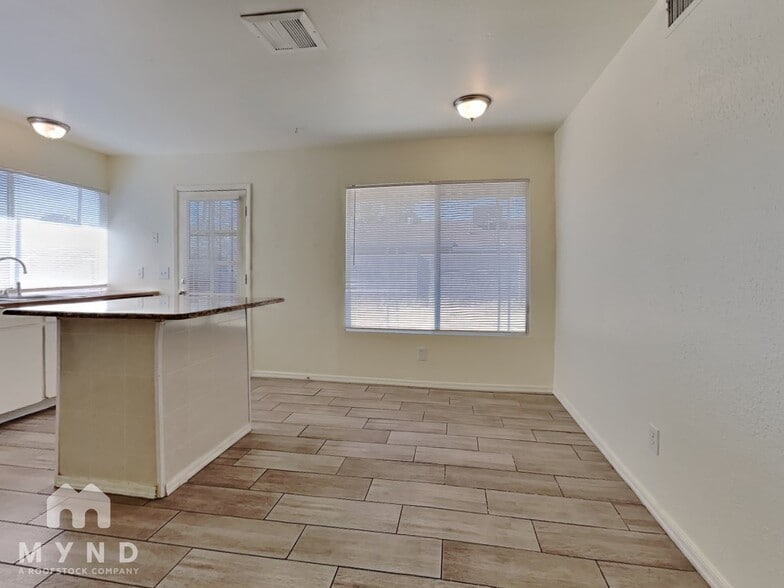 Building Photo - 5643 W Golden Ln